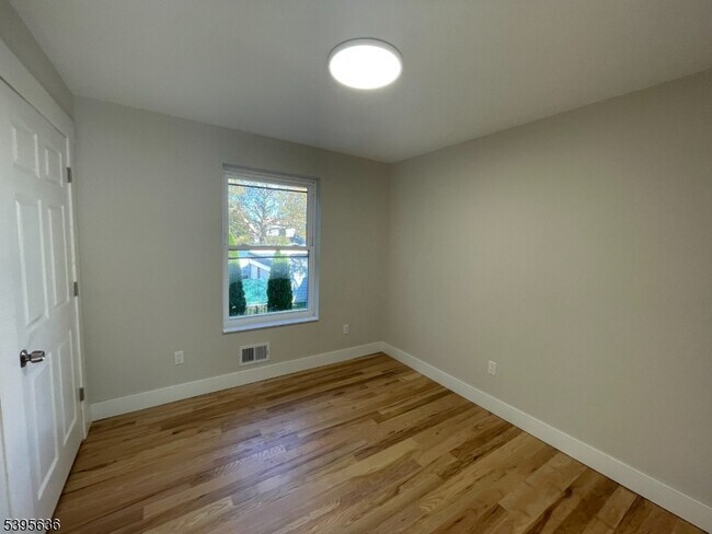 Building Photo - 119-121 Lewis St