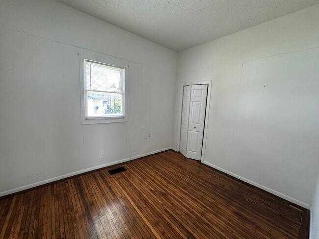 Building Photo - Near Westside 4 Bedroom 2 Bath