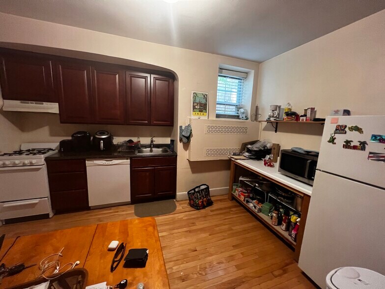 Building Photo - 1559 Beacon St