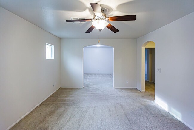 Building Photo - 4 Bedroom home located in Mountain's Edge