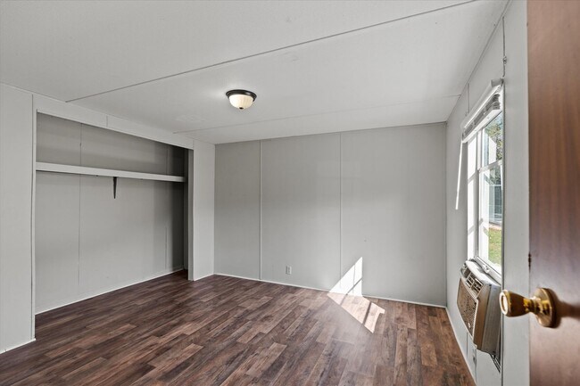 Building Photo - Updated 2BR/1BA Trailer in Muscle Shoals –...