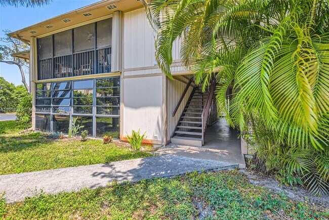 Building Photo - 771 NE 199th St