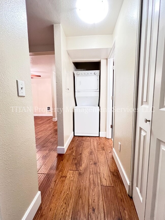 Building Photo - Charming 1-Bed Condo Retreat with Fireplace & Pool in Tualatin!