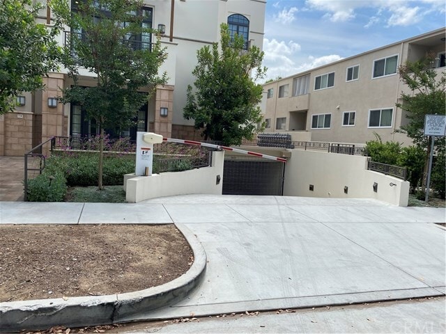 Building Photo - 288 S Oakland Ave