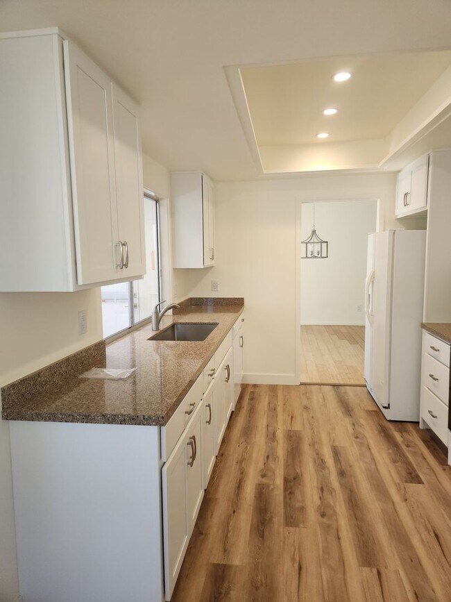 Building Photo - Lovely 2 bedroom, 2 bath in the Oakmont 55...