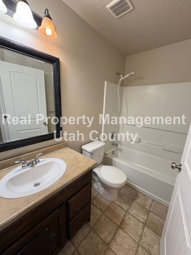 Building Photo - 2477 Garden Dr
