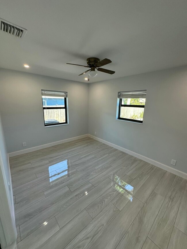 Building Photo - 122 SW 12th Ave