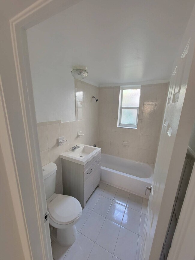 Building Photo - 655 SW 19th Rd