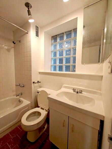 Building Photo - 1806 S Jefferson St