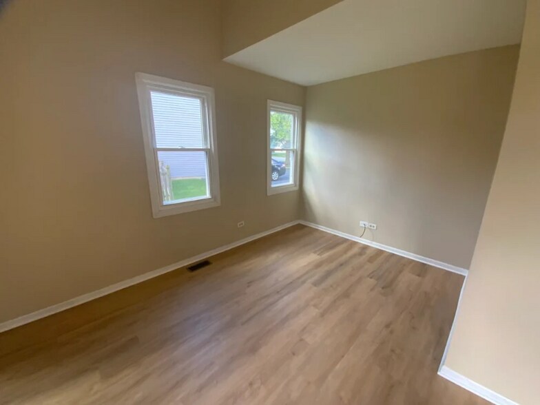 Building Photo - 131 Brookwood Ln E