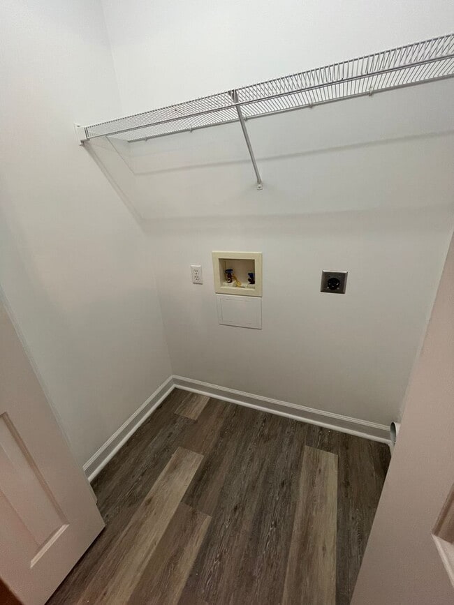 Building Photo - 2416 Winding Creek Dr SW