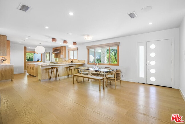 Building Photo - 375 S Surfview Dr