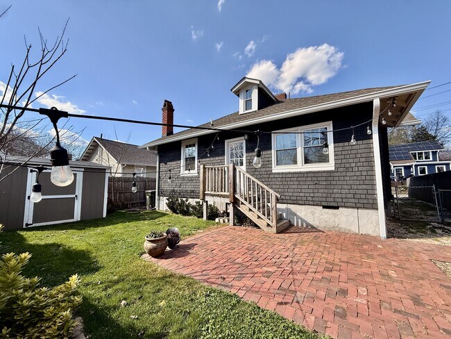 Building Photo - 107 W Geer St