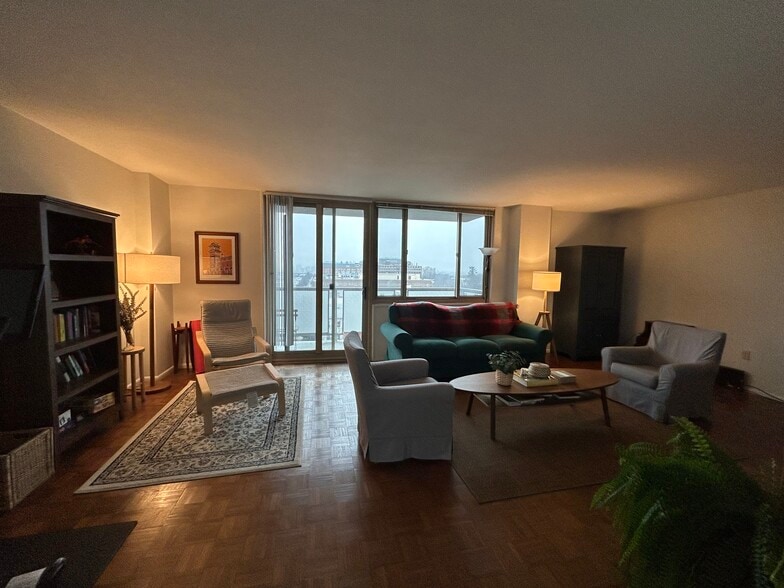 Living room / balcony - 1 E University Pkwy