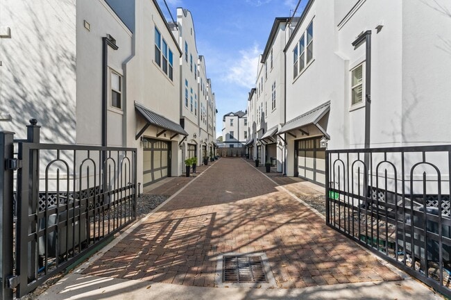 Building Photo - 1139 W 21st St