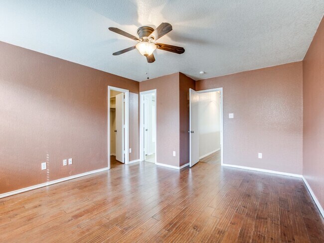 Building Photo - 10116 Villa Del Lago