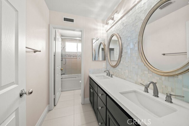 Building Photo - 6 Petria