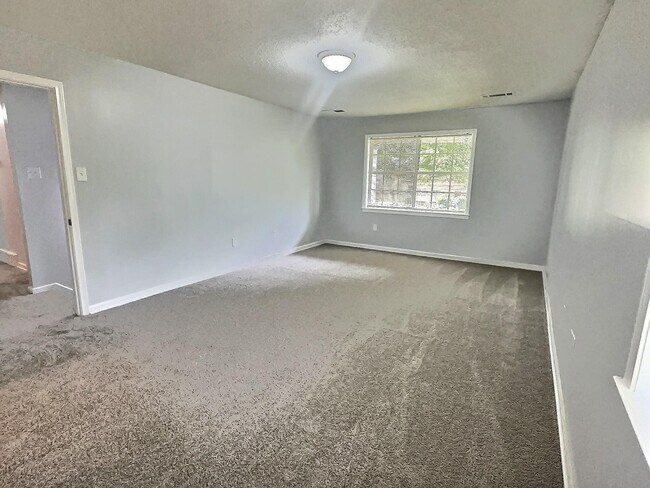Building Photo - 1562 Holly Hill Dr