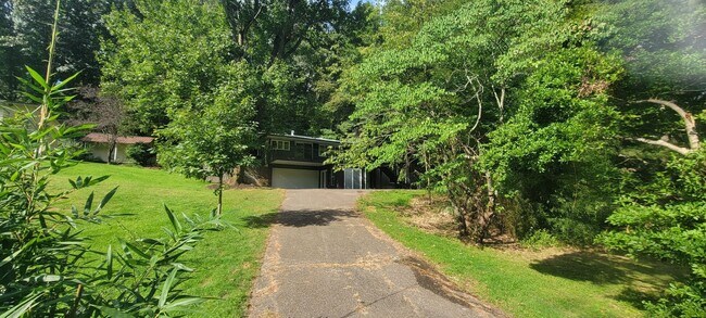 Building Photo - 4 bedrooms 3 baths beautiful house