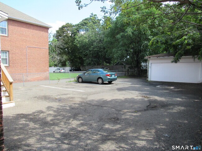 Building Photo - 116 Elm St
