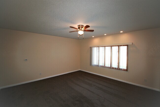 Building Photo - 920 Devils Glen Rd