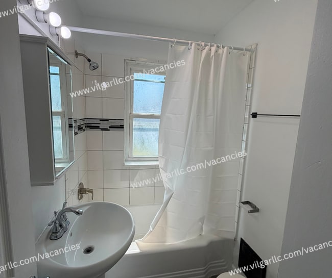 Building Photo - Newly Renovated 3- Bedrooms,  1-Bathroom Home