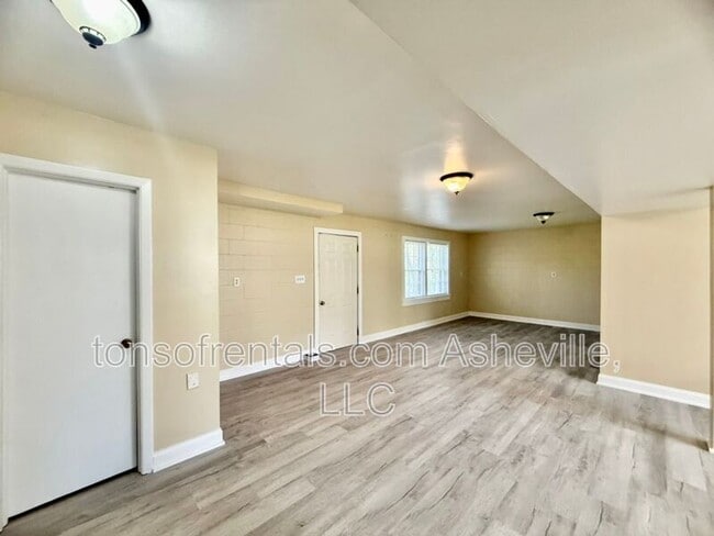 Building Photo - 161 Dogwood Dr