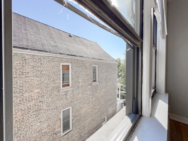 Building Photo - 1055 W George