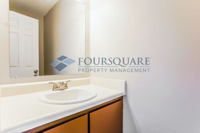 Building Photo - Inviting 2-Bed Townhome with Front Porch, Private Parking  & Storage