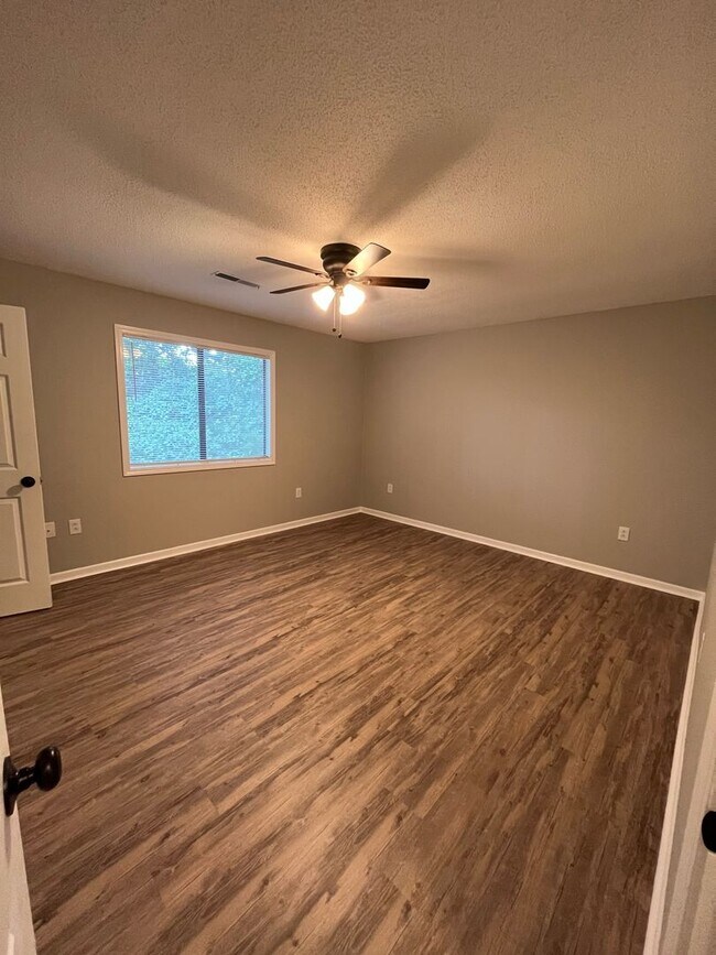 Building Photo - 2 Bedroom/1.5 Bathroom Townhome in Clemson, SC!