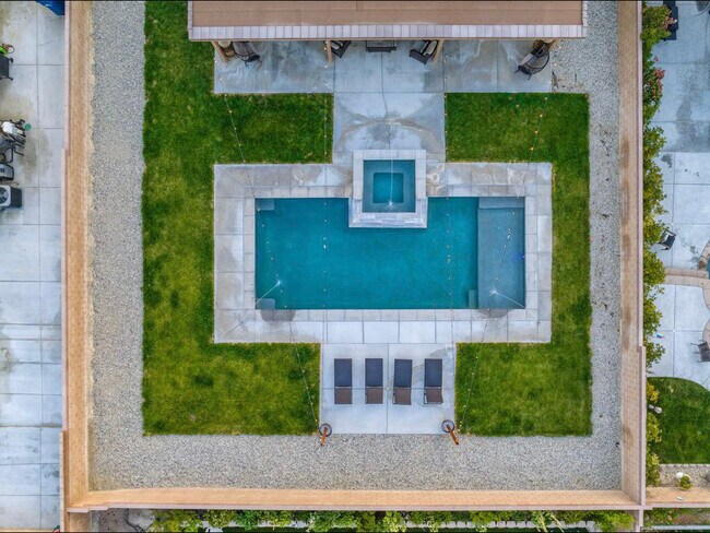 Building Photo - 44112 Sierra Vista Dr