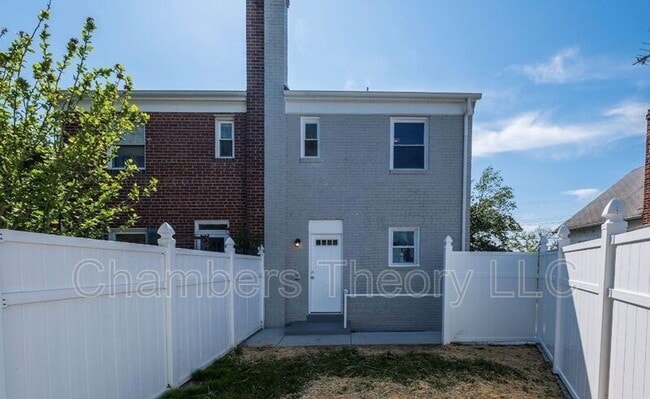 Building Photo - 1004 30th St SE