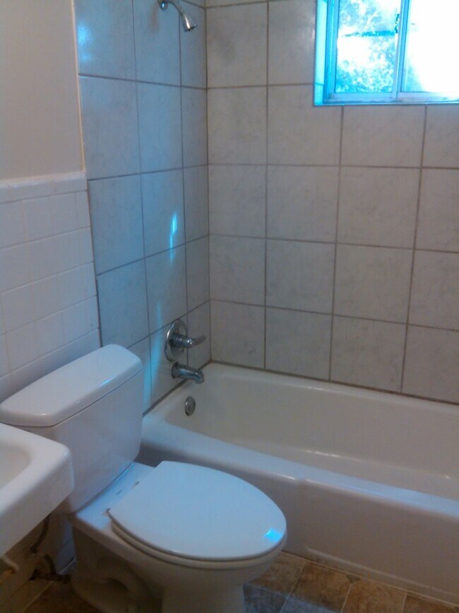 Building Photo - 529 Hillsborough St