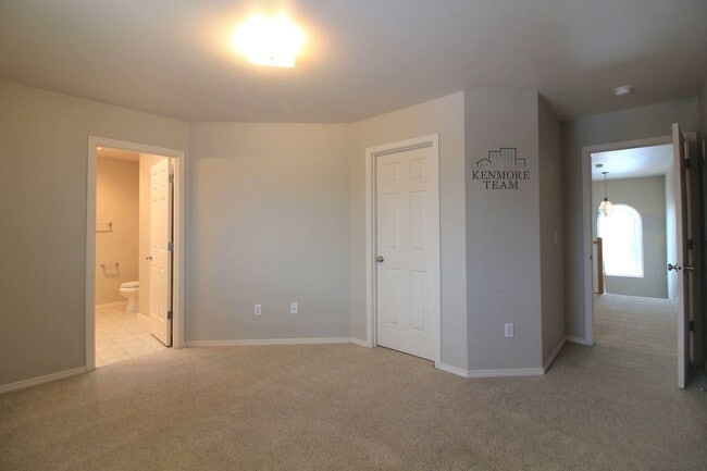 Building Photo - 3 Bedroom, 3.5 Bath Townhome in West Pasco
