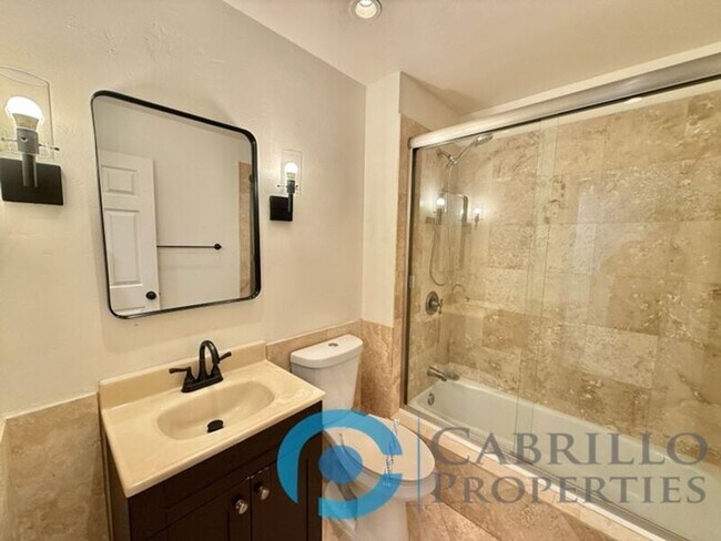 Building Photo - 2828 Famosa Blvd