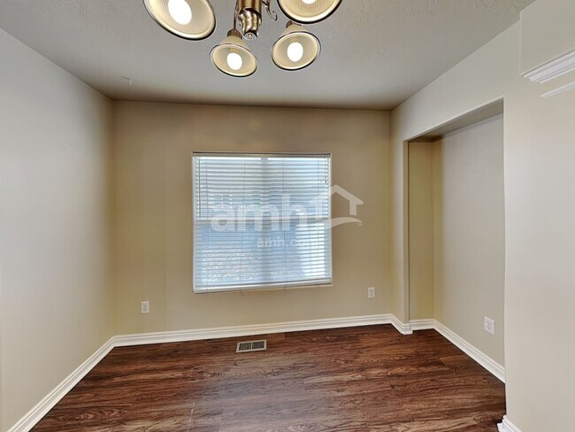 Building Photo - 858 N Wooden Ln