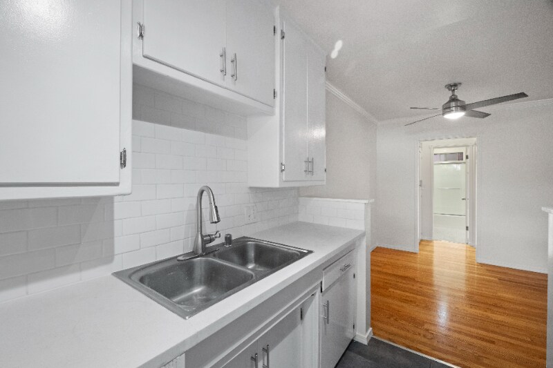 Building Photo - 2001 Beachwood Dr