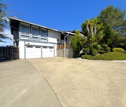 Building Photo - Hayward Hills Home is beautiful location, ...