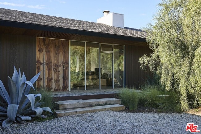 Building Photo - 5927 Busch Dr