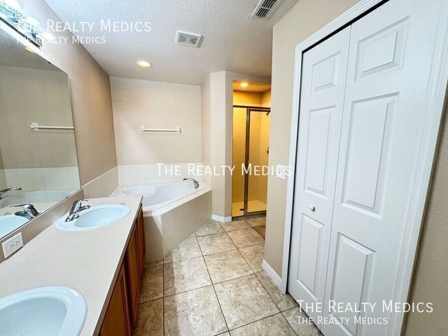 Building Photo - 321 Drum Ln