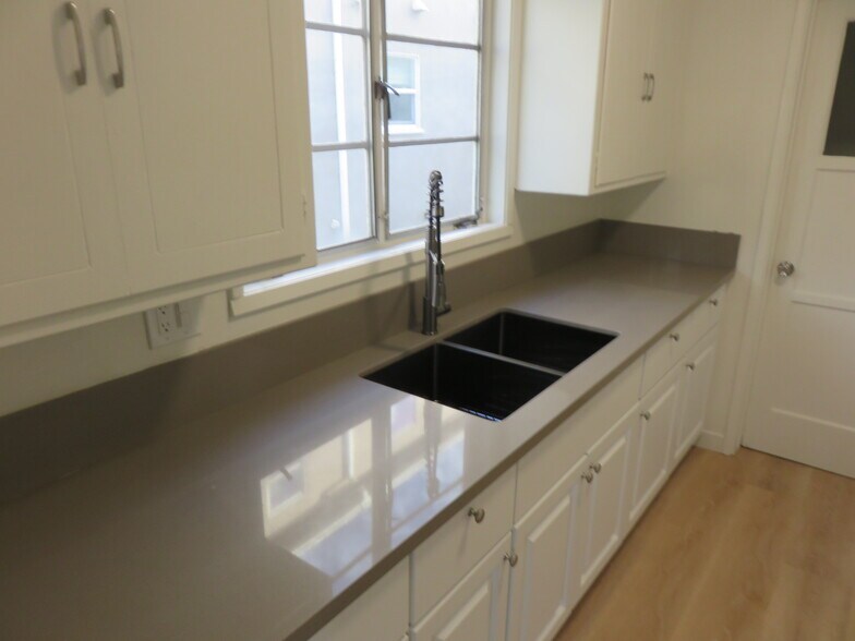 Building Photo - 828 W Glenoaks Blvd