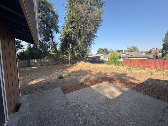 Building Photo - 3 Bedroom/2 Bath single story home