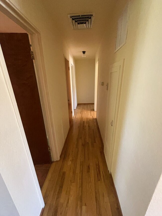 Building Photo - Beautiful Home Minutes from Uptown Albuquerque!