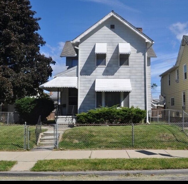 Primary Photo - Unique 5 Bedroom 1 Bath House Located in E...