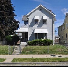 Building Photo - Unique 5 Bedroom 1 Bath House Located in E...