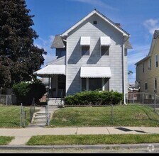 Building Photo - Unique 5 Bedroom 1 Bath House Located in E...