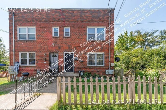 Building Photo - Charming 5Bd/2Bth Semi-Detached Brick Home...