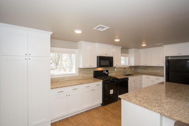 Building Photo - 1/1 Retreat! Very Spacious Open Floor Plan!