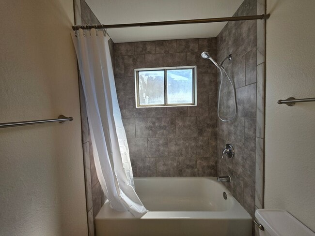 Building Photo - 3-bedroom single story in east Modesto nei...