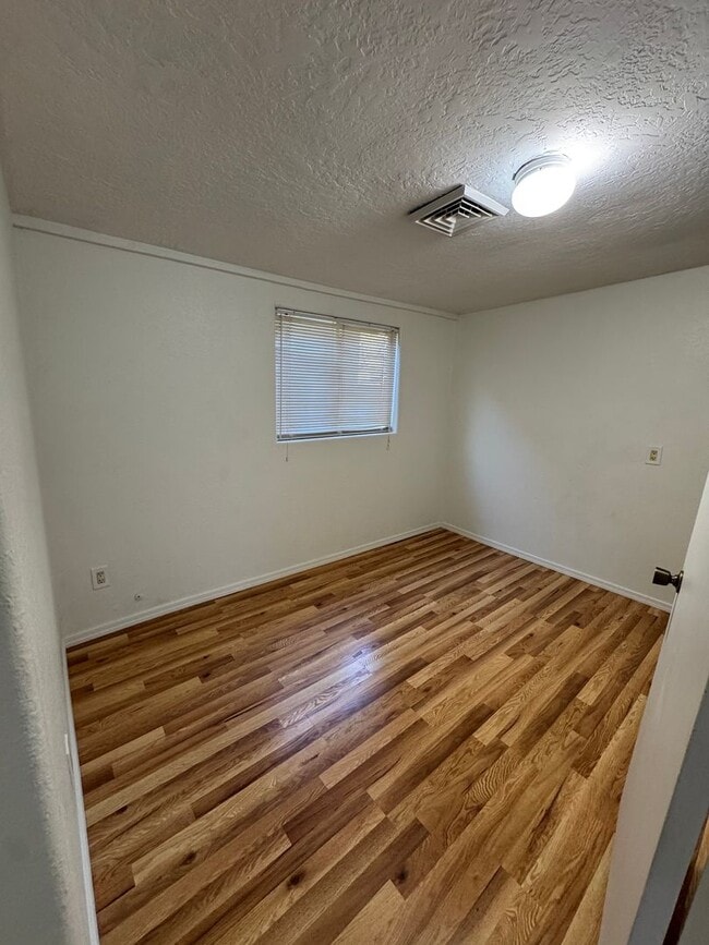 Building Photo - West Roseburg 2 Bedroom home with fenced yard